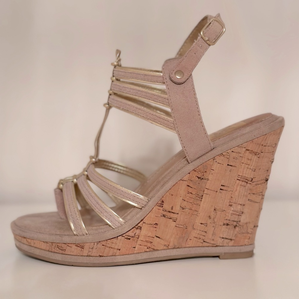 Beige wedge sandals with gold details